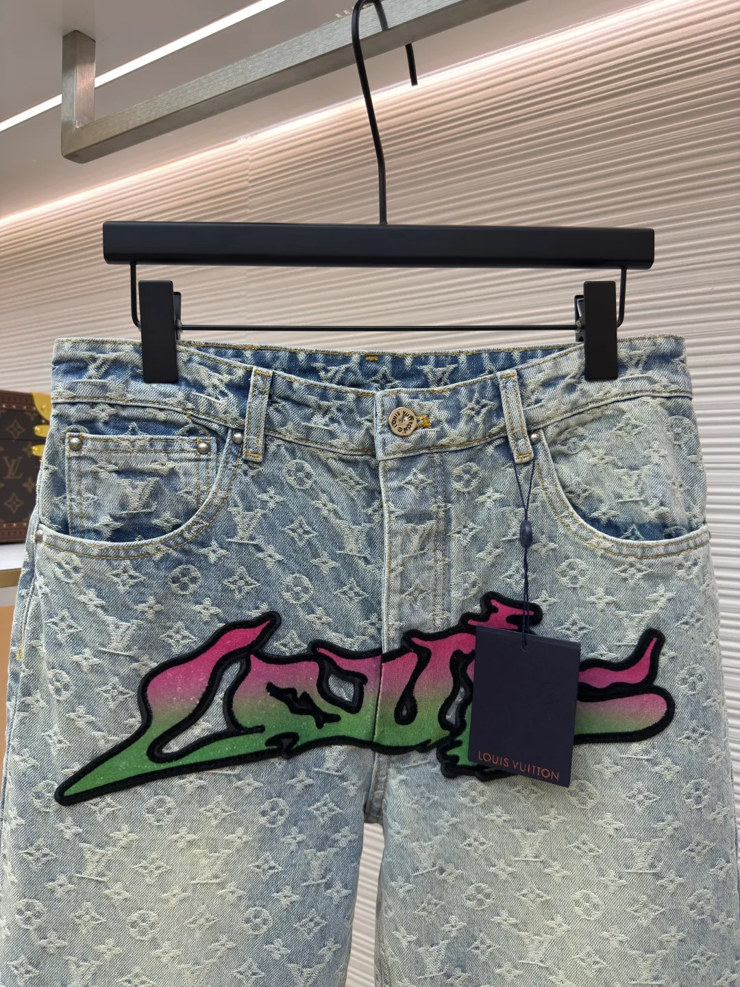 LOUIS VUITTON flame graffiti patch jacquard jeans ●Authentic product: purchased and developed by 30789 ●Item number: 1680031-C15 ●Material: denim fabric ●Technology: patch production ●Version: fitted version ●Size: 30-32-34-36 ●Description: Use classic patterns to highlight the Louis Vuitton logo of the season, making Louis patches and Vuitton The patch is decorated like graffiti on the front and back, with hardware, a button placket and a nubuck Monoqram tag at the rear. The fabric has undergone a heavy-duty garment washing process. The whole pair of pants will have a distressed effect. The whole body is hand-cut and printed all over. This kind of alignment fabric consumes a lot of time and is very time-consuming and costly, so our delivery time is very slow. The flame gradient graffiti in the middle is a toothbrush embroidery piece. The overall wiring is straight and delicate, the fabric is comfortable and soft, and the color is consistent without color difference. It can be matched with the same style to create a fashionable look and control various occasions. Customized accessories, complete with three standards, same style for men and women!